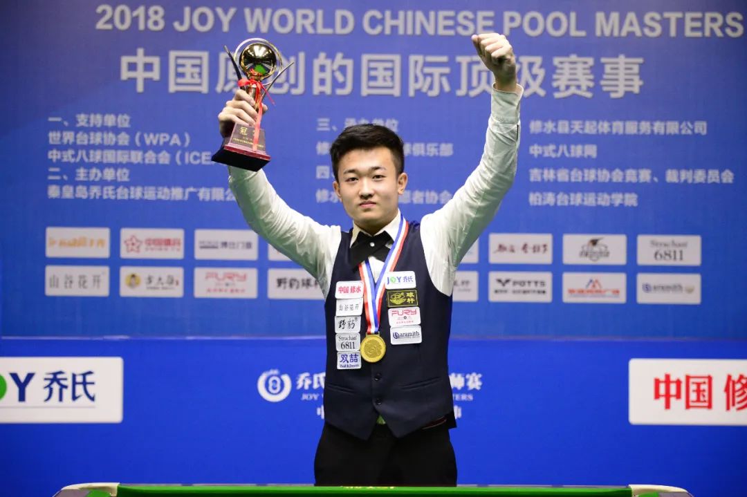 与此形成鲜